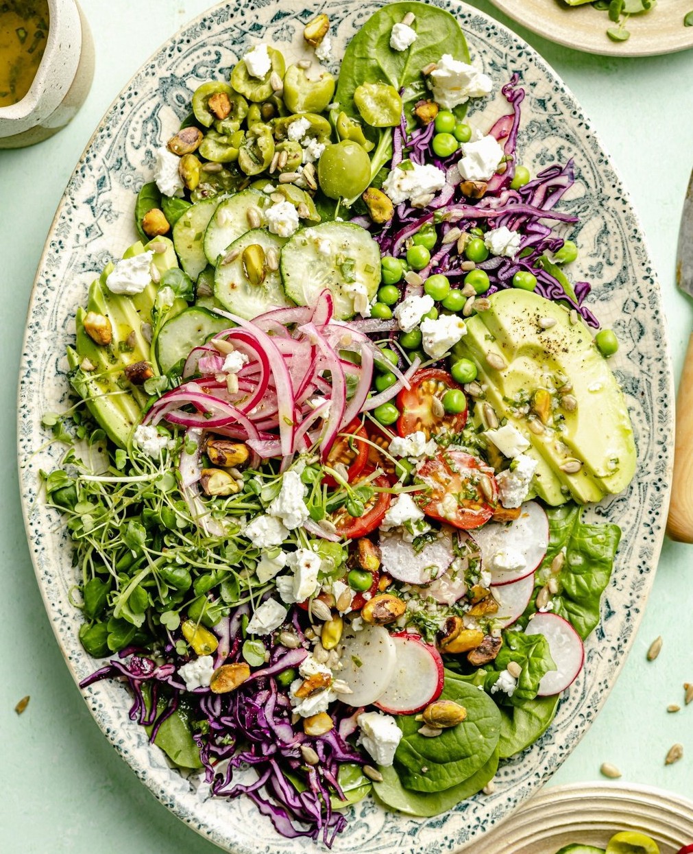 Kevadine salat roheliste ja sidruni-basiilikukastmega